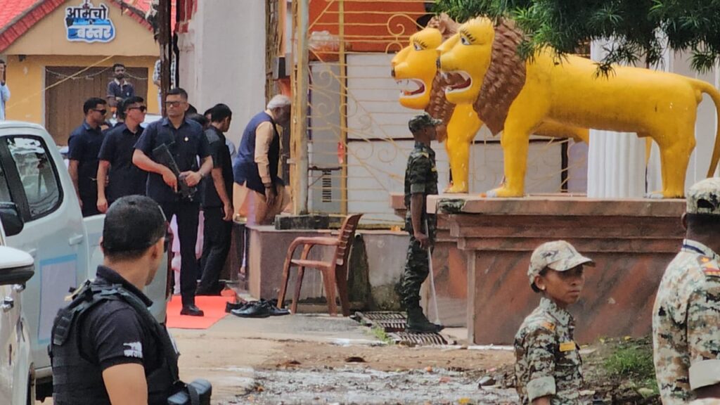 दंतेश्वरी मंदिर में दर्शन करने जाते हुए